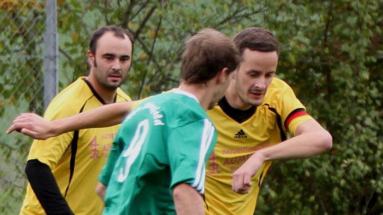 Der Fürnbacher Kapitän Nico Schenk (rechts) im Duell mit dem Steinsfelder Oliver Junghans