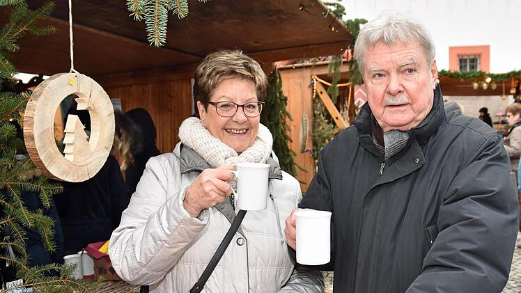Mit heißem Glühwein stärkte sich dieses Ehepaar aus Zürich, das zu Gast in Haßfurt weilt. Foto: Ulrike Langer