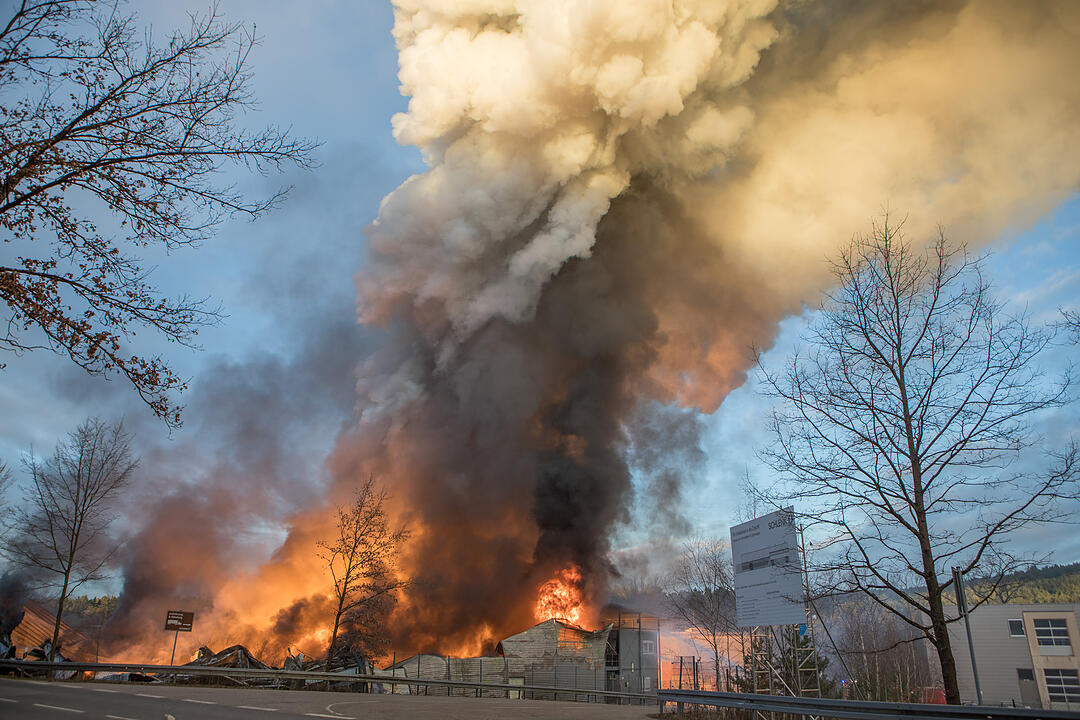Giftige Rauchwolke über Mittelfranken: Lagerhalle in Roth steht in Flammen
