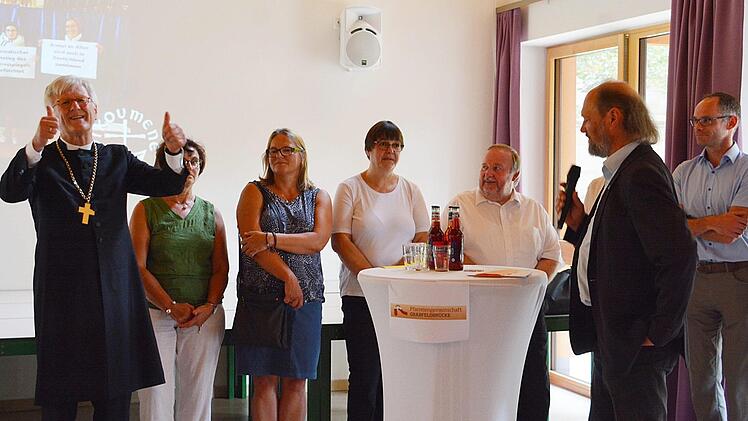 "Daumen hoch für die hier gelebte Ökumene", sagte Landesbischof Heinrich Bedford-Strohm beim Empfang am Donnerstagnachmittag im evangelischen Gemeindehaus. Dort hatte ihm Pfarrer Karl Feser von dem ausgezeichneten Miteinander berichtet. Hanns Friedrich