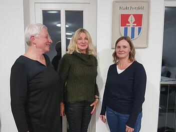 Bürgermeisterin Rose Stark freut sich über die neue Seniorenbeauftragte Carolina Leisgang und die neue Jugendbeauftragte Tanja Dvorak (v. l.). Foto: Carmen Schwind