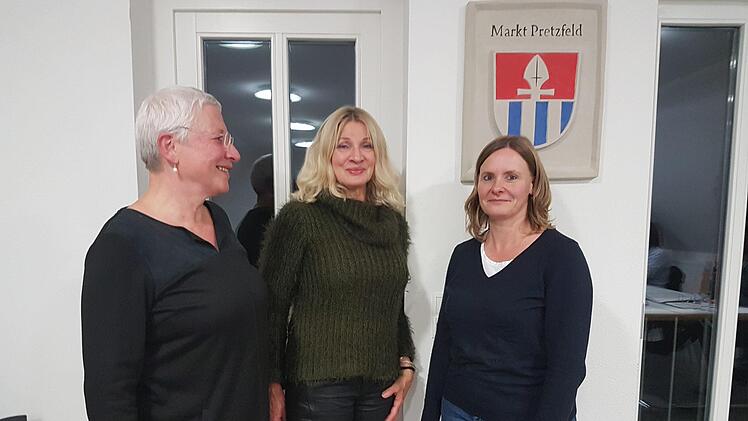 Bürgermeisterin Rose Stark freut sich über die neue Seniorenbeauftragte Carolina Leisgang und die neue Jugendbeauftragte Tanja Dvorak (v. l.). Foto: Carmen Schwind