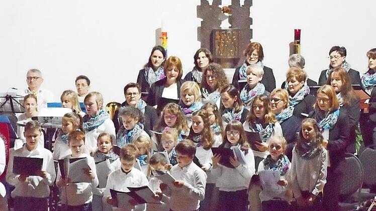 Die Gruppe "Aufwind" mit den "Aufwindkids" sang sich zusammen mit anderen Vereinen und Gruppen in die Herzen der Zuhörer.  Foto: K.- H. Hofmann