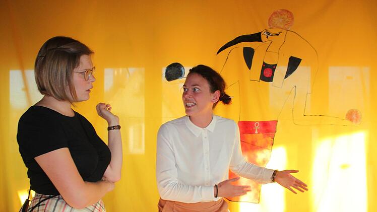 Die Proben der Theatergruppe "Bumerang" für das neue Stück "Silversterpyramide" laufen auf Hochtouren. Ruth (Vanessa Soldner, rechts) erklärt Eva (Julia Weiß) ihre feministischen Ansichten.