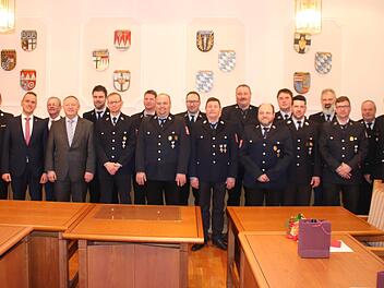 Es gratulierten 1. und 2. Bürgermeister Oberthulba, Landrat und die komplette Feuerwehr-Inspektion mit Kreisbrandrat, Kreisbrandinspektor und Kreisbrandmeister. Foto: Hilmar Ruppert