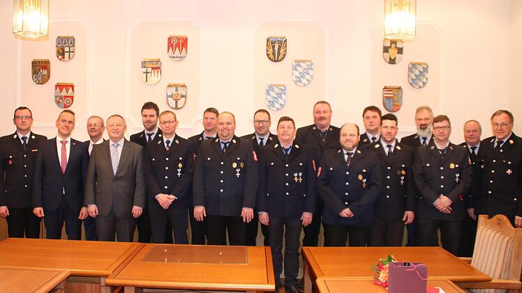 Es gratulierten 1. und 2. Bürgermeister Oberthulba, Landrat und die komplette Feuerwehr-Inspektion mit Kreisbrandrat, Kreisbrandinspektor und Kreisbrandmeister. Foto: Hilmar Ruppert