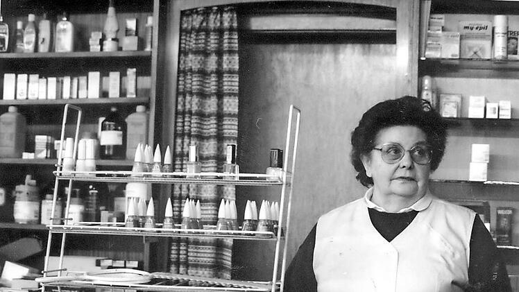 Juliane Daßler führte nach dem Tod ihres Mannes die Drogerie noch ein paar Monate weiter. Das Geschäft in der Hauptstraße gab es von 1962 bis 1995.  Foto: FT-Archiv