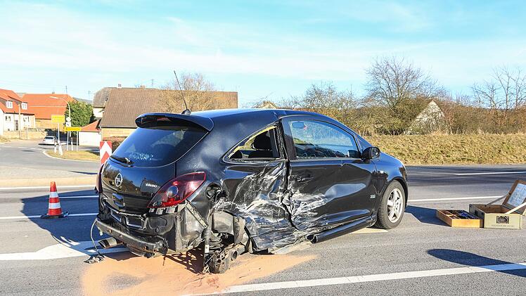 Bei Abbiegeman&ouml;ver: Opel Corsa kollidiert mit Jaguar Oldtimer