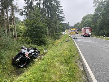 Auto ger&auml;t auf Gegenfahrbahn: drei Verletzte