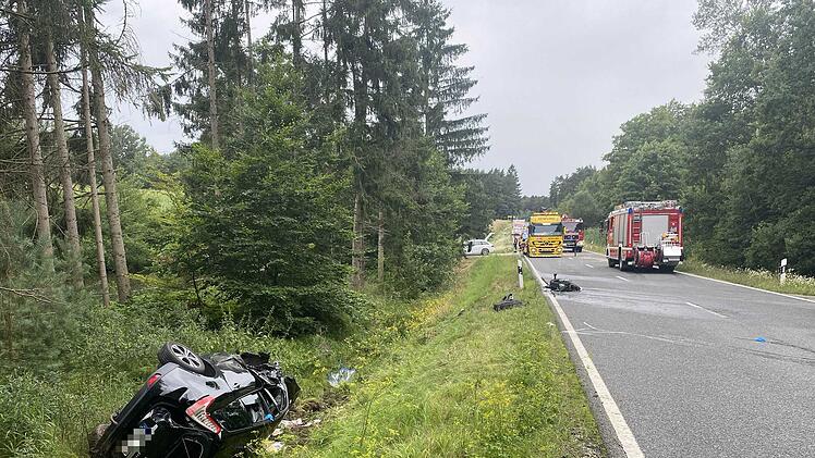 Auto ger&auml;t auf Gegenfahrbahn: drei Verletzte