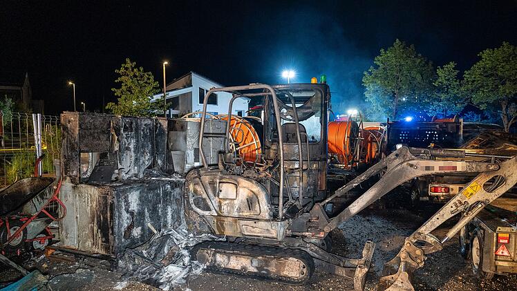 Rattelsdorf: Unbekannte setzen mehrere Baumaschinen in Brand - 300.000 Euro Schaden