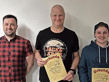 Ehrungen standen beim Stralsbacher SSK an. Unser Foto zeigt (von links) den Vorsitzenden Sebastian Sch&ouml;lzke, Achim Vorndran (30 Jahre Mitgliedschaft und 350 Eins&auml;tze) sowie Bastian Schreiner (100 Eins&auml;tze).