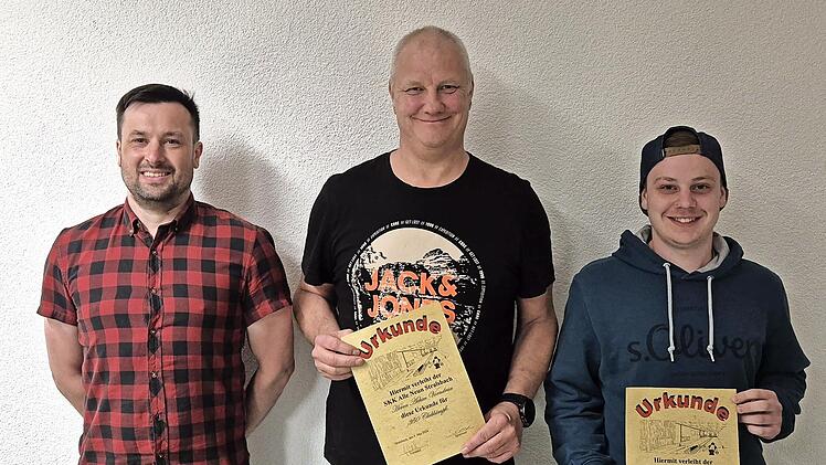 Ehrungen standen beim Stralsbacher SSK an. Unser Foto zeigt (von links) den Vorsitzenden Sebastian Sch&ouml;lzke, Achim Vorndran (30 Jahre Mitgliedschaft und 350 Eins&auml;tze) sowie Bastian Schreiner (100 Eins&auml;tze).