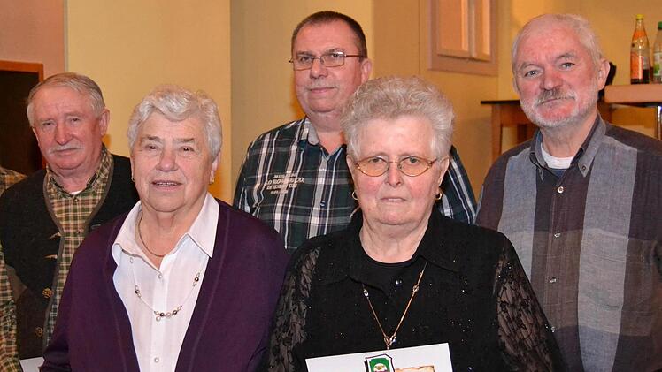 Für 40 Jahre Mitgliedschaft wurden geehrt (von links) Alfons Günder, Irmtrud Simon, Theo Hack, Fini Greubel und Ivo Simon. Foto: Andreas Lomb