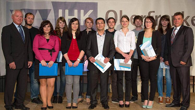 Glückwünsche an die Besten im Landkreis Lichtenfels, die mit herausragenden Leistungen überzeugten: Es gratulierten auch IHK-Vizepräsident Wilhelm Wasikowski (rechts) und der Stellvertreter des Landrats, Helmut Fischer (links). Foto: Andreas Welz