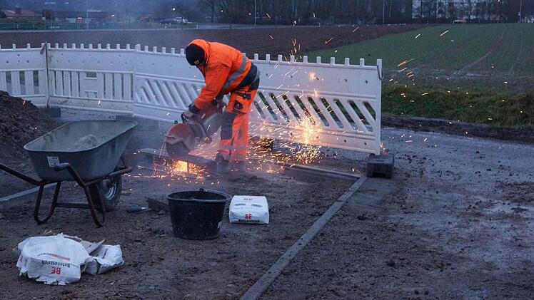 Funken: Ein Arbeiter flext.