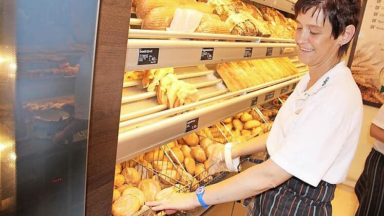 Kerstin Hauptmann an ihrem Arbeitsplatz in der Staffelsteiner Filiale der Bäckerei Fuchs im Rewe-Markt. Foto: Tobias Kindermann
