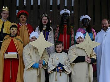 Die Ziegelangerer Sternsinger vor der St. Kilians-Kirche in Ziegelanger.