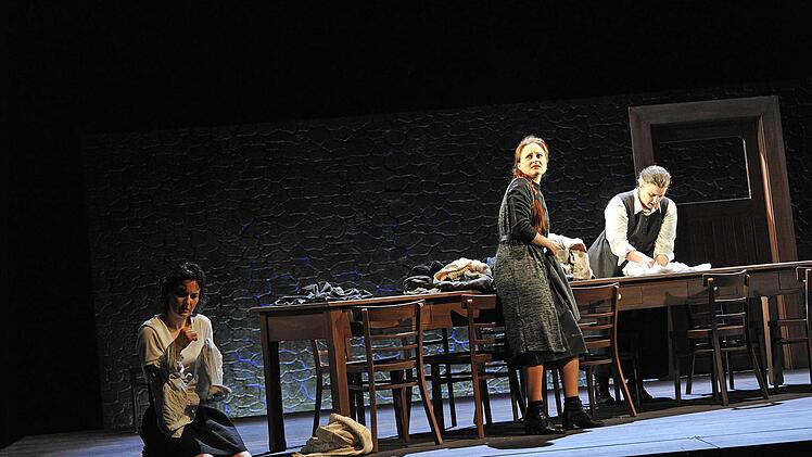 Szene aus "Riders to the Sea" am Landestheater CoburgFoto: Andrea Kremper