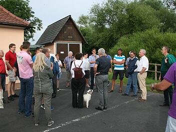 Der Wunsch der Feuerwehr nach mehr Raum fürs Löschfahrzeug und der nach einem "Haus der Dorfgemeinschaft" wurden beim Stadtteilspaziergang in Kleinbrach vor Ort erörtert. Foto: Czelustek