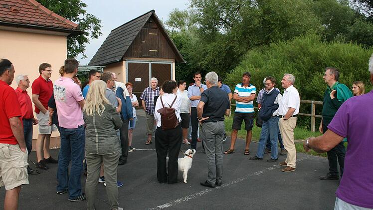 Der Wunsch der Feuerwehr nach mehr Raum fürs Löschfahrzeug und der nach einem "Haus der Dorfgemeinschaft" wurden beim Stadtteilspaziergang in Kleinbrach vor Ort erörtert. Foto: Czelustek