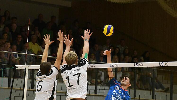 Impressionen vom Zweitliga-Auftakt der Hammelburger Volleyballer gegen Mainz-Gonsenheim (1:3). Fotos: Hopf