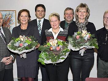 Karin Emrich, Birgit Engelbrecht und Ariane Brodmerkel (mit Blumen v. l.) wurden für ihre Treue zur Raiffeisenbank Ebrachgrund ausgezeichnet. Im Bild Vorstandsvorsitzender Georg Mönius und die Vorstände Stefan Gebhardt, August Maar und Harald Wehner (v. l.) Foto: Evi Seeger