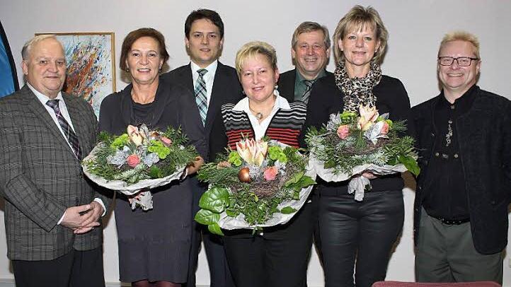 Karin Emrich, Birgit Engelbrecht und Ariane Brodmerkel (mit Blumen v. l.) wurden für ihre Treue zur Raiffeisenbank Ebrachgrund ausgezeichnet. Im Bild Vorstandsvorsitzender Georg Mönius und die Vorstände Stefan Gebhardt, August Maar und Harald Wehner (v. l.) Foto: Evi Seeger