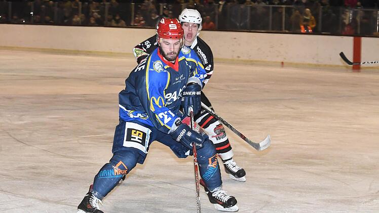 Mit 4:1 gewannen die Kissinger Wölfe (in weiß) das Unterfranken-Derby gegen den ERV Schweinfurt. Foto: Hopf
