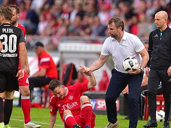 Nach dem Abstieg der Würzburger Kickers aus der zweiten Liga sieht es mit dem fränkischen Spitzenfußball noch düsterer aus. Wer hilft unseren Vereinen wieder auf die Beine? Foto: Nicolas Armer/dpa
