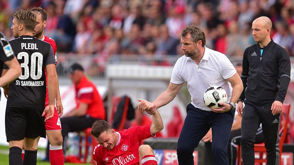 Nach dem Abstieg der Würzburger Kickers aus der zweiten Liga sieht es mit dem fränkischen Spitzenfußball noch düsterer aus. Wer hilft unseren Vereinen wieder auf die Beine? Foto: Nicolas Armer/dpa