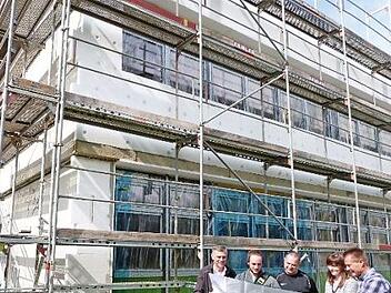 Die energetische Sanierung der Volksschule liegt im Zeitplan. Gegenwärtig ist die Firma Näther & Hübner aus Thurnau dabei, die Außendämmung anzubringen.  Foto: Werner Reißaus