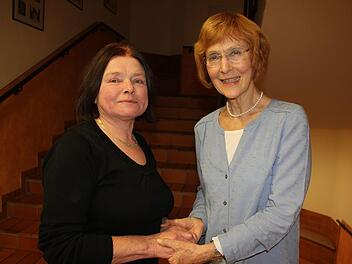 Gerlinde Scherer (links) arbeitet seit 45 Jahren beim BRK-Kreisverband. Darüber freut sich nicht nur die stellvertretende Kreisvorsitzende Heidi Beyerle.Veronika Schadeck