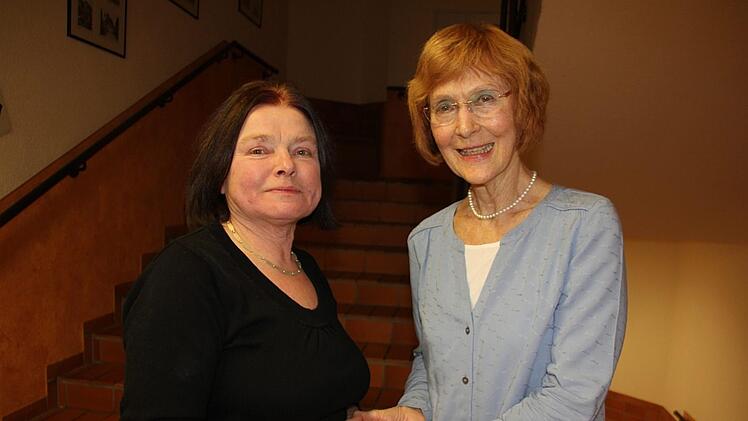 Gerlinde Scherer (links) arbeitet seit 45 Jahren beim BRK-Kreisverband. Darüber freut sich nicht nur die stellvertretende Kreisvorsitzende Heidi Beyerle.Veronika Schadeck