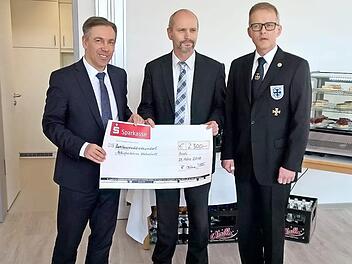 Ralf Olmesdahl übergab die Spende an den kaufmännischen Leiter des Krankenhauses, Albert Prickarz, sowie an Landrat Alexander Tritthart. Foto: Gerd Stingl