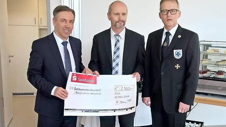 Ralf Olmesdahl übergab die Spende an den kaufmännischen Leiter des Krankenhauses, Albert Prickarz, sowie an Landrat Alexander Tritthart. Foto: Gerd Stingl