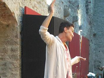Christine Hadulla aus dem Theaterensemble der Disharmonie Schweinfurt bei ihrer Aufführung auf der Trimburg. Winfried Ehling