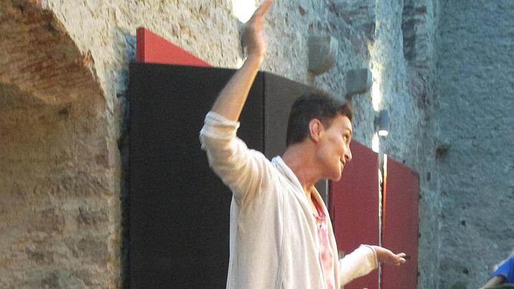 Christine Hadulla aus dem Theaterensemble der Disharmonie Schweinfurt bei ihrer Aufführung auf der Trimburg. Winfried Ehling