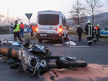 Im Landkreis Rh&ouml;n-Grabfeld wurde ein Motorradfahrer von einem Fahrzeug des BRK erfasst - er starb noch am Unfallort. Es blieb nicht der einzige schwere Unfall am Wochenende. Foto: Merzbach/News5