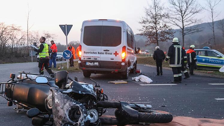 Im Landkreis Rh&ouml;n-Grabfeld wurde ein Motorradfahrer von einem Fahrzeug des BRK erfasst - er starb noch am Unfallort. Es blieb nicht der einzige schwere Unfall am Wochenende. Foto: Merzbach/News5