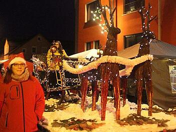Auf einem Wagen sa&szlig; ein Engelchen im Schlitten.