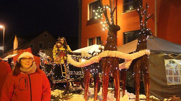 Auf einem Wagen sa&szlig; ein Engelchen im Schlitten.