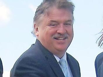 Landrat S&ouml;llner beim Spatenstich f&uuml;r die Untersteinacher Umgehung am 4. Mai 2016. Foto: Archiv