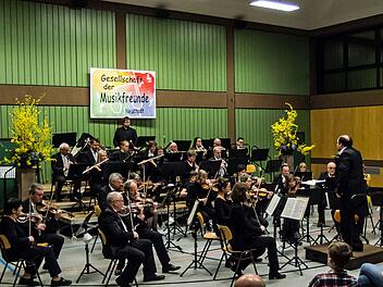 Vor zahlreichen Zuhörern in der Mehrzweckhalle Heubischer Straße stellte sich Manuel Grund als neuer Leiter des Musikfreunde-Orchesters Neustadts erstmals dem Publikum vor.Foto: Jochen Berger