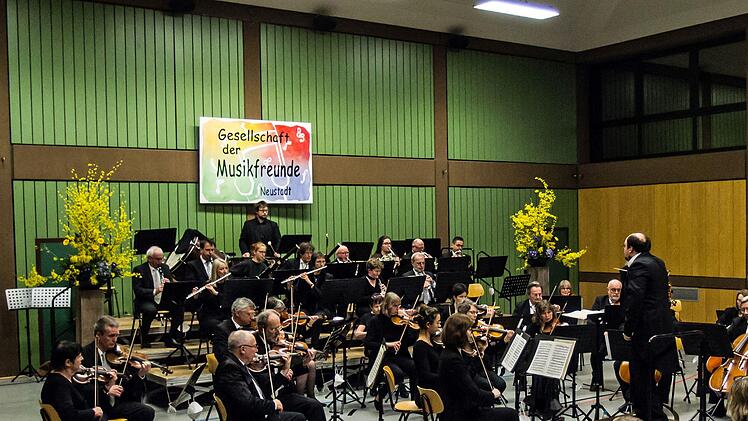 Vor zahlreichen Zuhörern in der Mehrzweckhalle Heubischer Straße stellte sich Manuel Grund als neuer Leiter des Musikfreunde-Orchesters Neustadts erstmals dem Publikum vor.Foto: Jochen Berger