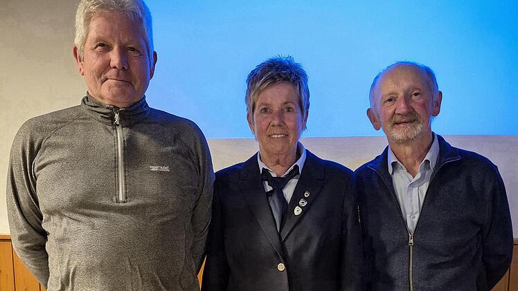 Die stellvertretende Vorsitzende Michaela Hofmann, gratuliert f&uuml;r 35 Jahre Vereinstreue (links)Ludwig Haas und Hubert Fr&ouml;hlich.