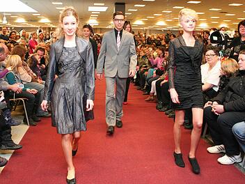 Auch für die Disko gut: Mode für Konfirmation, vorgeführt von Carolin, Dennis und Lena (vorne von links).  Fotos: Evi Seeger