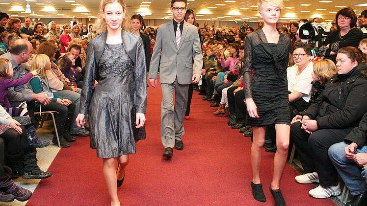 Auch für die Disko gut: Mode für Konfirmation, vorgeführt von Carolin, Dennis und Lena (vorne von links).  Fotos: Evi Seeger