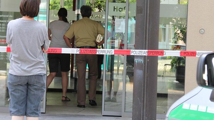 Richtig gehend geschockt, waren die junge Bedienstete der Poststelle (mitte) und ihre Kolleginnen.