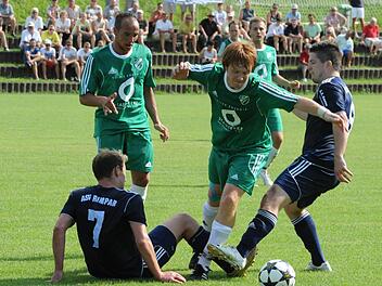 Gespannt verfolgt Konstantin Papadopoulos (links), wie sein Garitzer Teamkollege Johannes Rüth versucht, die Rimparer Mark Urkom (am Boden) und Marcel Heck (rechts) zu umkurven. Foto: Hopf